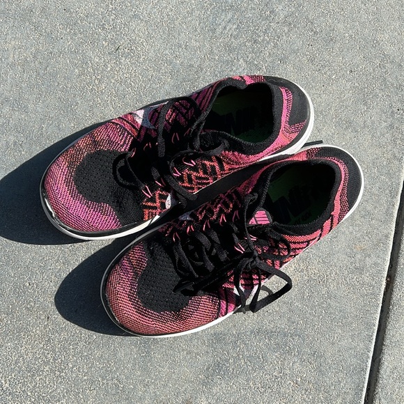 Womens Nike Flyknit Pink and Black size 8.5 - Picture 2 of 4